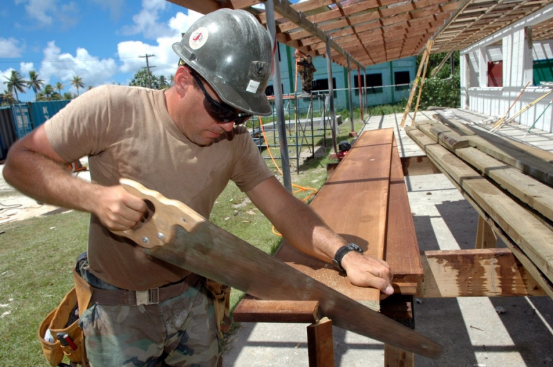 ebeniste-ST VALLIER DE THIEY-min_worker_construction_building_carpenter_male_job_build_helmet-893290